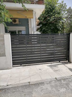 Αυλόπορτα Συρόμενη DECK PVC Με Στηρίγματα Σιδήρου DA03