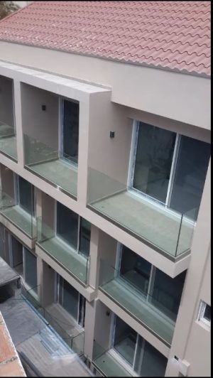 Κάγκελα Μπαλονιού με Τζάμι Τρίπλεξκαι Βάση Αλουμινίου ΚΧ22
