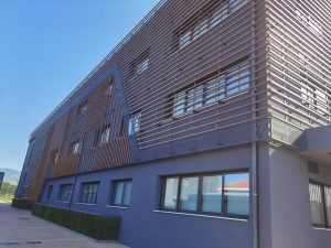 Εξωτερική Επένδυση Τοίχων από Καρε Αλουμίνιου 50Χ50 Σε Χρώμα Ξύλου D06 - Image 3