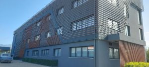 Εξωτερική Επένδυση Τοίχων από Καρε Αλουμίνιου 50Χ50 Σε Χρώμα Ξύλου D06